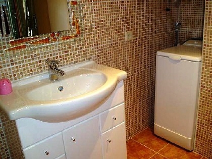 El baño esta amueblado de manera práctica.