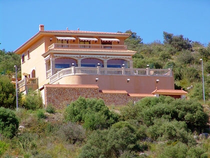 Vista del Chalet rodeado de vegetación autóctona mediterránea.
