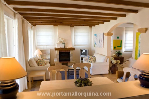 Salón comedor con chimenea