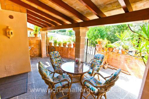 Terraza soleada con porche