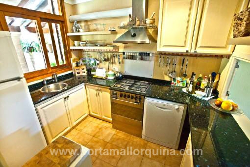 Cocina empotrada completamente amueblada