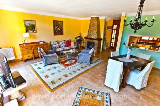 Salón comedor con chimenea