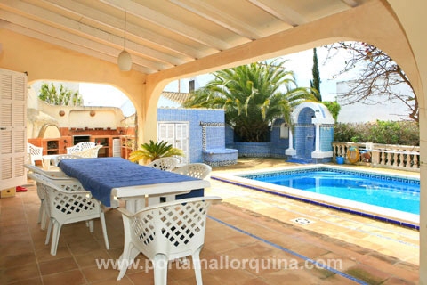 Terraza cubierta al lado de la piscina
