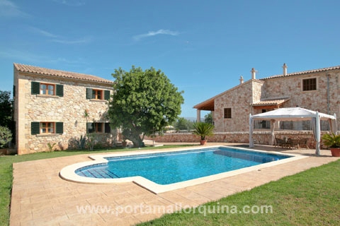 Vista a la villa con piscina
