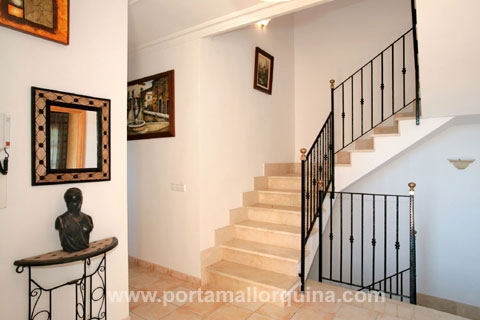 Escalera que sube a los dormitorios