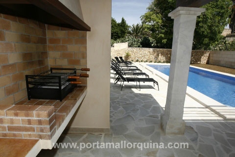 Zona de barbacoa y piscina