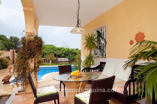 Terraza cubierta con acceso a la piscina