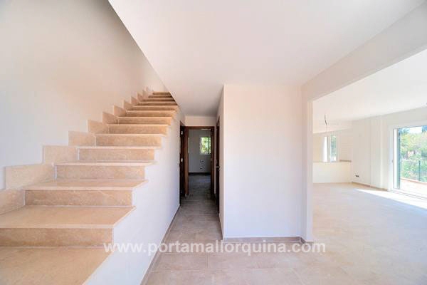 Escalera que sube a la primera planta