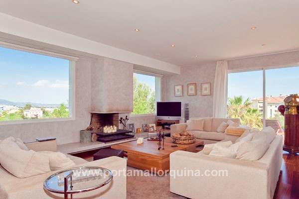 Salón espacioso con vistas panorámicas sobre Palma