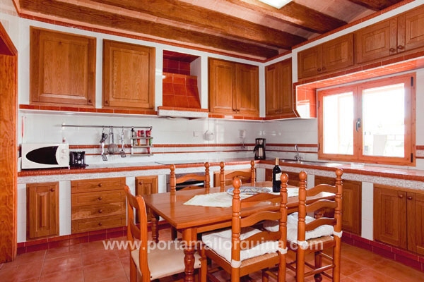 Cocina con área de comer