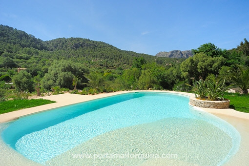 Mirando sobre la piscina privada en el paisaje idílico