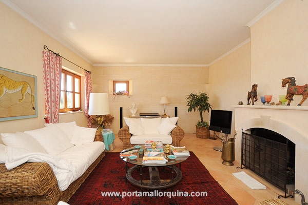 Salón con chimenea abierta