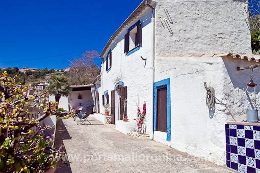 Terraza frontal de la finca rústica