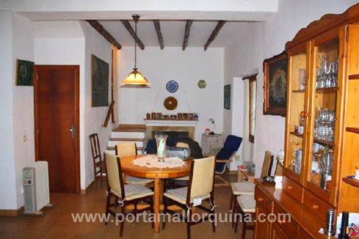 Área de comer con chimenea
