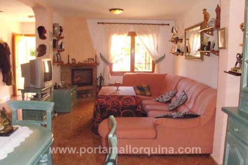 Salón con una chimenea encantadora