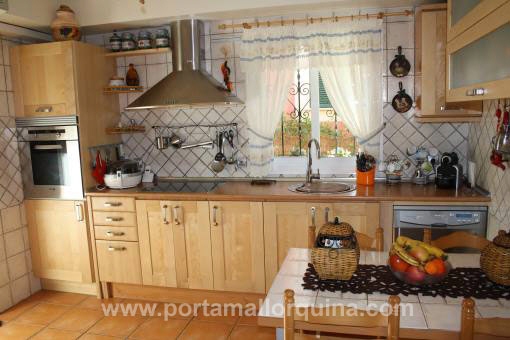 Cocina completamente amueblada
