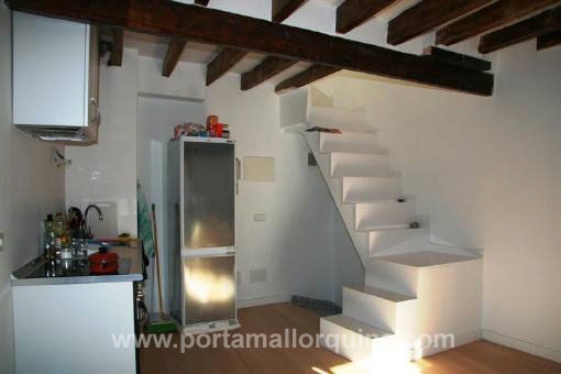 Cocina con escalera