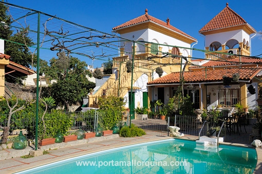 Vista de la villa desde la piscina