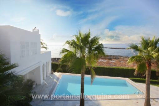 Preciosa propiedad con piscina en primera linea