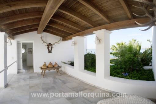 Entrada de la lujosa villa