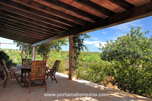 La terraza cubierta con acceso directo en el jardín