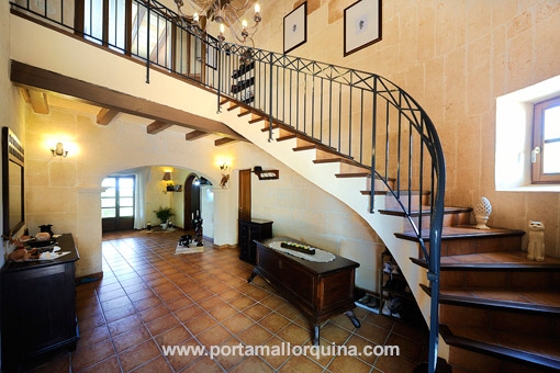 Recibidor e escalera impresionante que lleva al primer piso