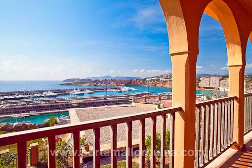 Terraza cubierta en la primera planta con vistas al mar