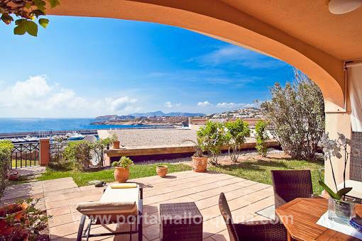 Terraza y jardín privado con vistas al mar