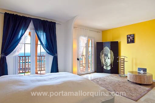 El dormitorio principal en el primer piso es muy amplio