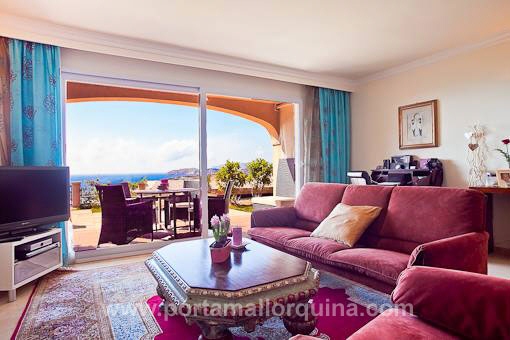 Espacioso salón con acceso a la terraza