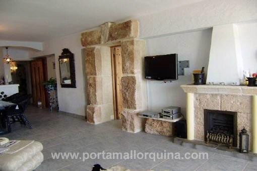 Salón con chimenea elegante