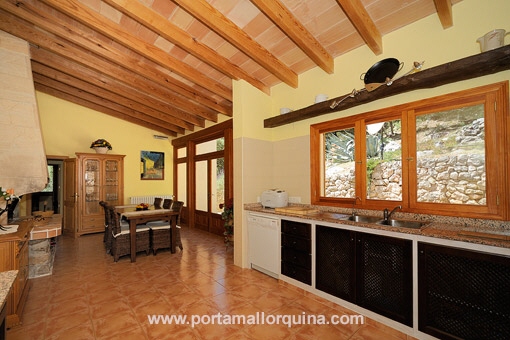 Cocina amueblada en estilo rústico