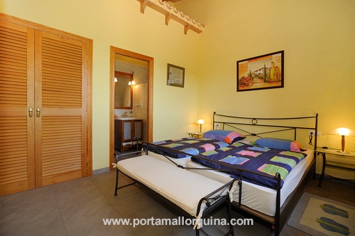 El dormitorio principal con baño propio