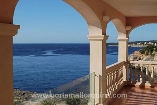 Impresionante vistas al mar desde la terraza cubierta