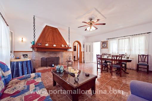 Salón con chimenea abierta y área de comer