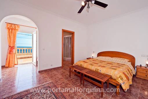 Dormitorio principal con baño en sute y terraza con vistas al mar