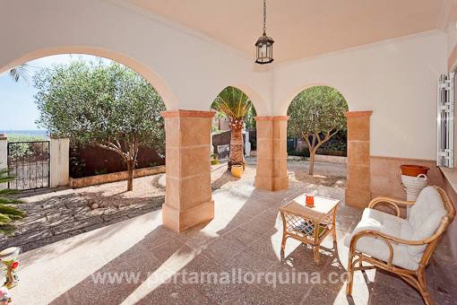 Terraza cubierta de la casa en la parte del acceso a la propiedad