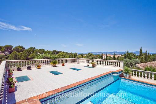 Solarium al lado de la piscina con fantásticas vistas panorámicas