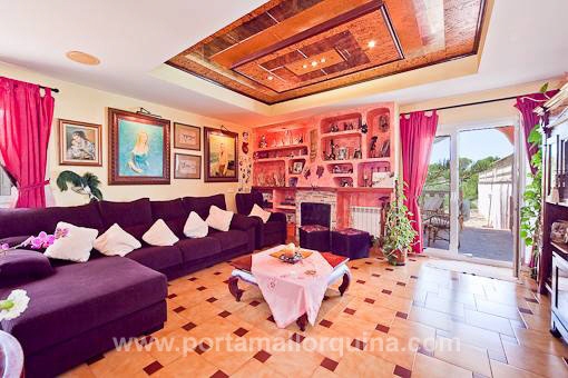 Salón en el primer piso con acceso a la terraza