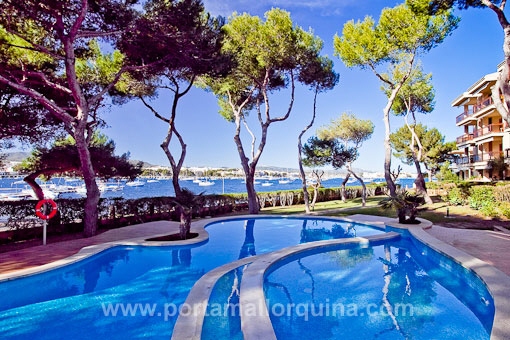 Piscina comunitaria con vistas hacia el puerto de Portocolom