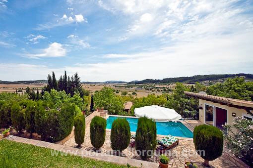 Vista sobre la piscina