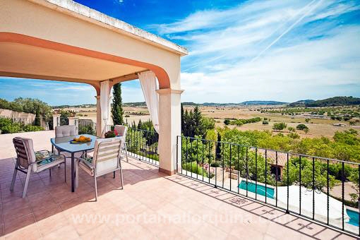 Vistas despejadas sobre el paisaje desde la terraza de arriba