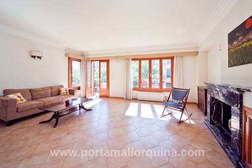 Salón comedor con chimenea