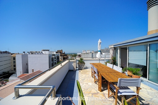 Fantástica terraza espaciosa con vistas hacia el mar