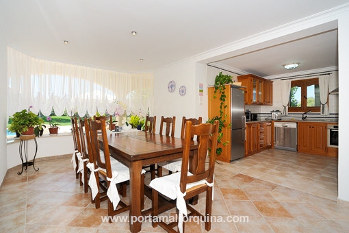 Cocina y área de comer