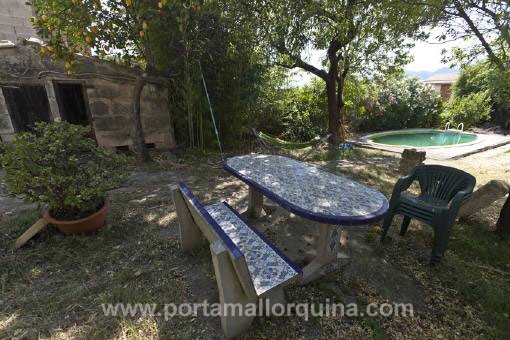 Jardín idílico con piscina