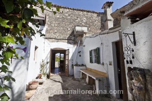 Patio de la casa de pueblo típica mallorquín