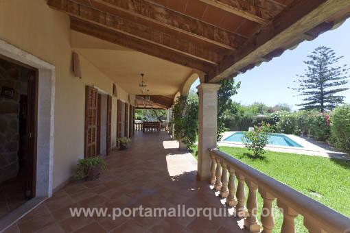 Acceso a la piscina desde la terraza cubierta