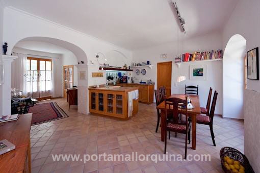 Cocina con área de comer y acceso en el salón
