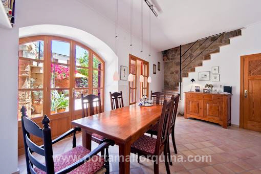 Área de comer con acceso al patio